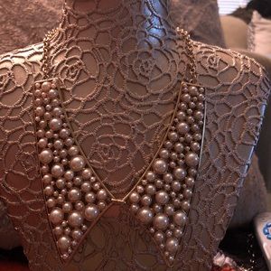 Gold necklace with pearl accent